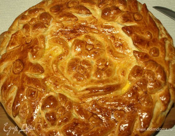 Отправляем пирог в заранее разогретую до 180ºС духовку на 50 минут (время зависит от возможностей вашей духовки). Пирог смазать сливочным маслом и накрыть миской на 10-15 минут.