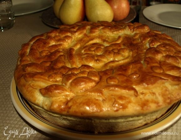 Через 15 минут можно подавать пирог! Он хорош и в горячем, и в холодном виде. Очень вкусно пирог есть со сметаной. 