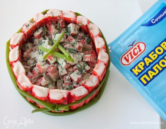 Перемешать все ингредиенты и добавить заправку. Выложить на тарелку горкой или придать форму при помощи кольца. По бокам выложить столбики из крабовых палочек. Зафиксировать луковыми стебельками.
