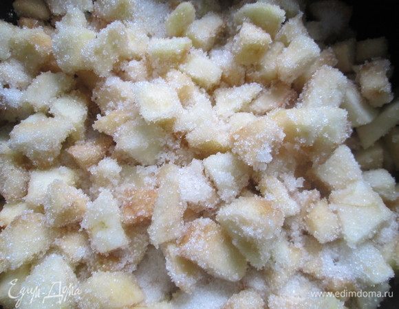 Очищенные от кожуры и сердцевины яблоки нарезаем ломтиками, сразу сбрызгиваем соком TM SICILIA лимон-мята (можно сок лайма или лимона этой же торговой марки) и посыпаем сахаром (количество можно увеличить по вкусу).