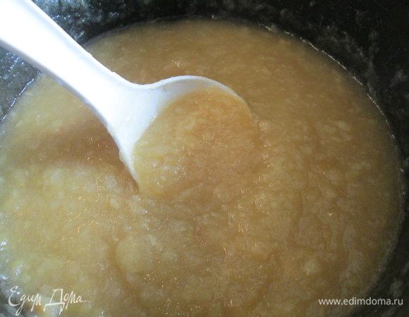 В этот раз я готовила в мультиварке на программе «пар». Нужно дополнительно влить стакан воды. В микроволновке оно тоже прекрасно и быстро готовится. Там не нужно сразу класть сахар, и совсем без воды. Сначала на самой большой мощности довести до нужной консистенции. Только потом положить сахар и перемешать. Программу «пар» в мультиварке я выключила, не дожидаясь окончания, чтобы сохранить больше витаминов, а кусочки не разваренных яблок просто размяла вилкой.