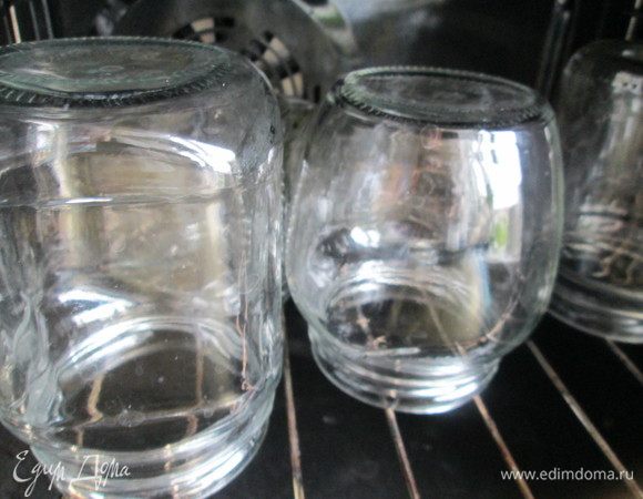 Пока готовилось пюре, стерилизовались в духовке при t 100°С баночки.