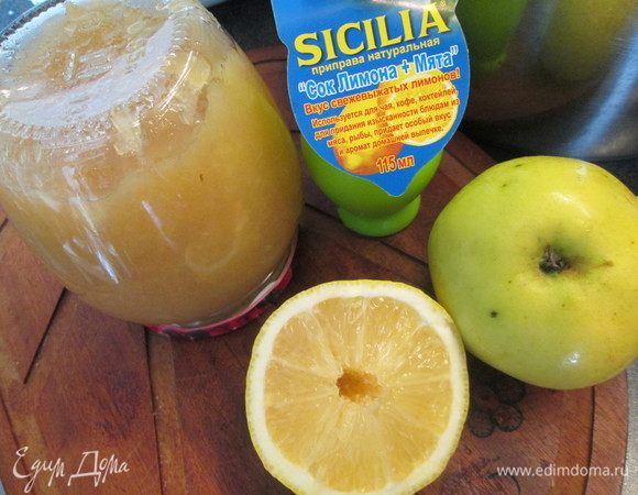 Готовым пюре заполняем банки, закрываем стерильными крышками, переворачиваем вверх дном и оставляем так на 30 минут.