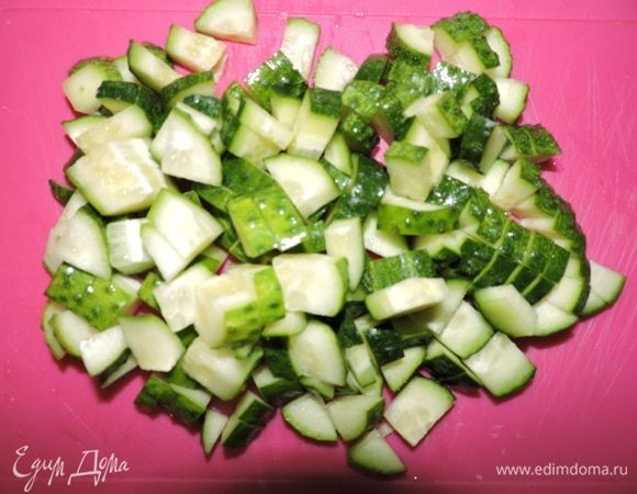 Свежие огурцы нарезать кубиками.