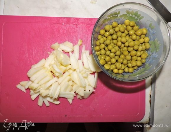 Нарезать яблоко и добавить вместе с горошком в салатник.