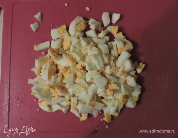 Сварить яйца вкрутую, порезать и добавить в салатник.