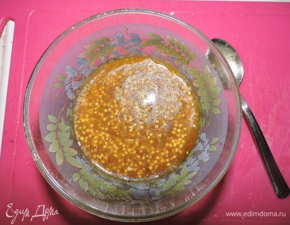 Для заправки смешать оливковое масло, лимонный сок ТМ Sicilia, горчицу, винный уксус и соль. Залить салат и аккуратно перемешать. Приятного аппетита!