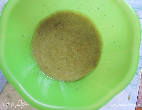 Пока закипает вода для мидий, сделаем соус. Смешиваем масло, хрен, лимонный сок ТМ Sicilia, выдавливаем чеснок через пресс, добавляем соль и перец. Cоус должен получиться насыщенным.