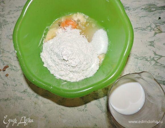 Смешать растопленное масло, сахар, молоко (125 мл), яйцо, муку с разрыхлителем.