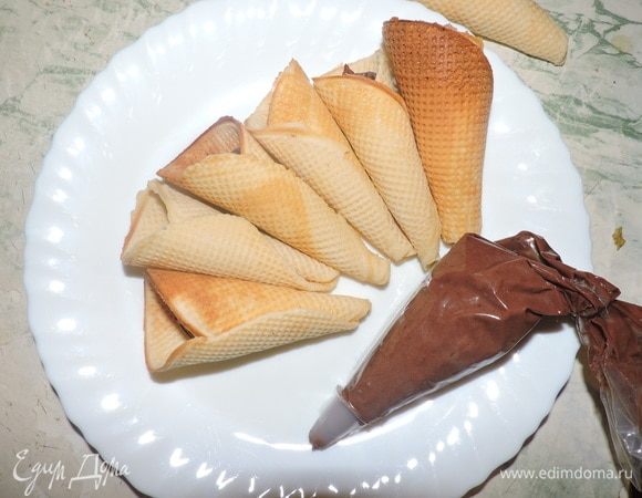 Приготовить шоколадно-вишневый мусс ТМ Haas, для этого пакетик сухой смеси развести молоком (я для нужной консистенции взяла 120 мл) и взбить миксером.