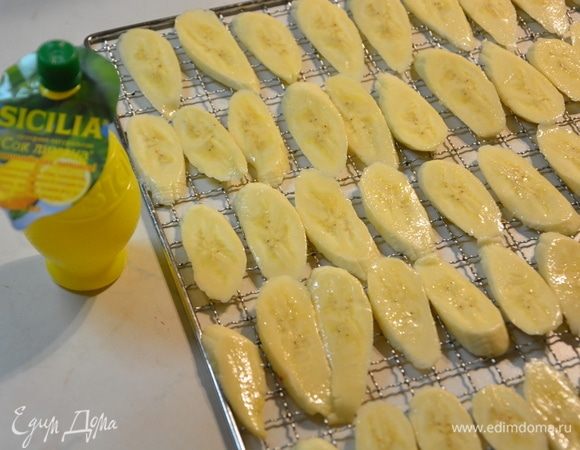 Выложить бананы на сетчатый лист для дегидратора или на противень.