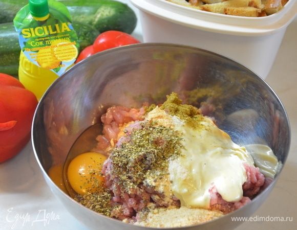 Фарш можно брать любой. У меня домашний фарш из филе бедра индейки. В фарш добавить все специи, майонез домашний, яйцо, сухари и хорошо перемешать.