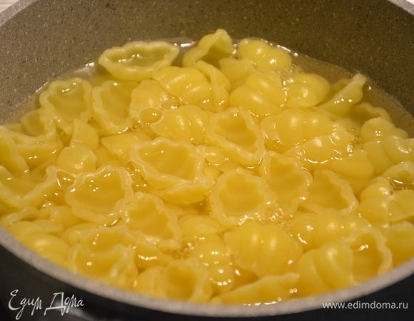 Макароны берем мелкие, потому что фрикадельки будем лепить тоже небольшие. Отварить в подсоленной воде. Воду слить, добавить оливковое масло, перемешать.