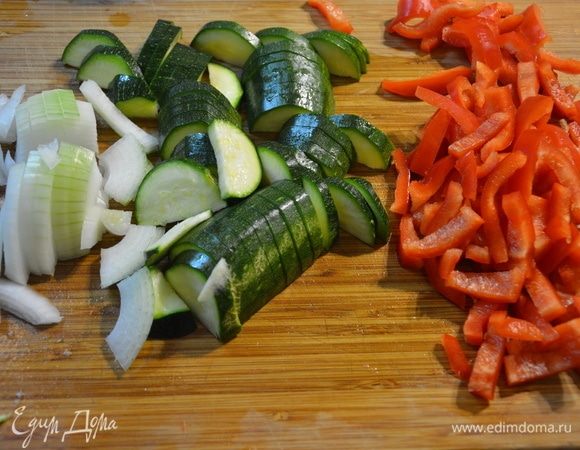 Овощи помыть, почистить и нарезать. Овощи тоже можно брать любые (которые запекаются).