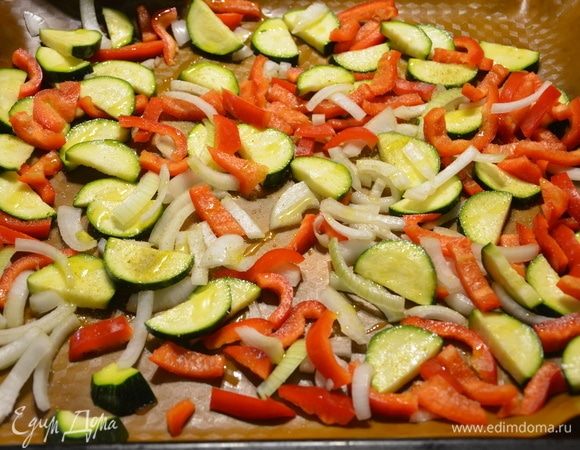 В миску добавить оливковое масло, соль, овощи, перемешать и выложить на противень. Выпекать в хорошо разогретой духовке при 200°С 25 минут.