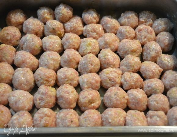 Из фарша слепить шарики и выложить в форму для запекания, смазанную маслом. Отправить к овощам на 20 минут. У меня овощи были сверху.