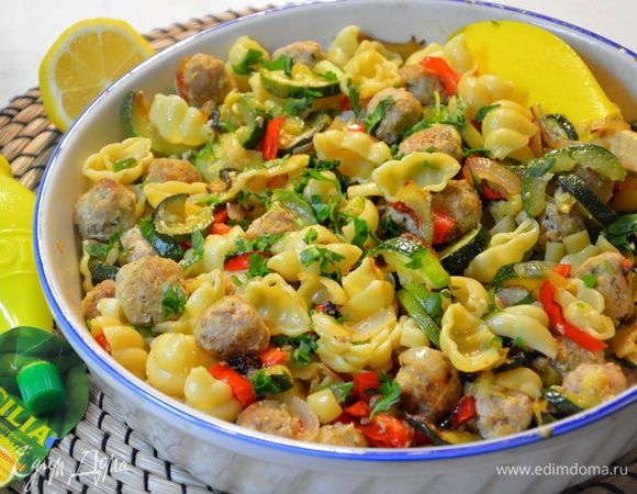 Овощи, макароны и фрикадельки перемешать. Добавить лимонный сок ТМ Sicilia, оливковое масло, перемешать. Сразу подавать к столу, посыпав зеленью. Уютного вам вечера!