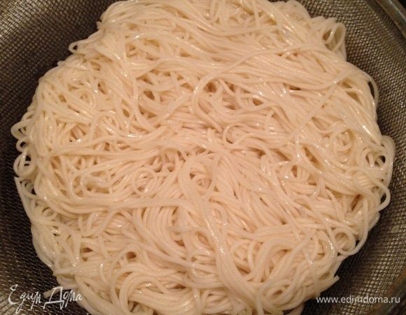Лапшу отварить до полуготовности и промыть холодной водой.