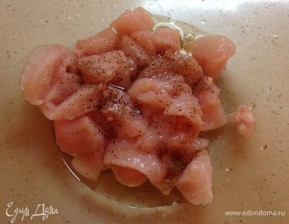 Курицу посолить, поперчить, добавить 1 ст. л. кунжутного масла, перемешать.