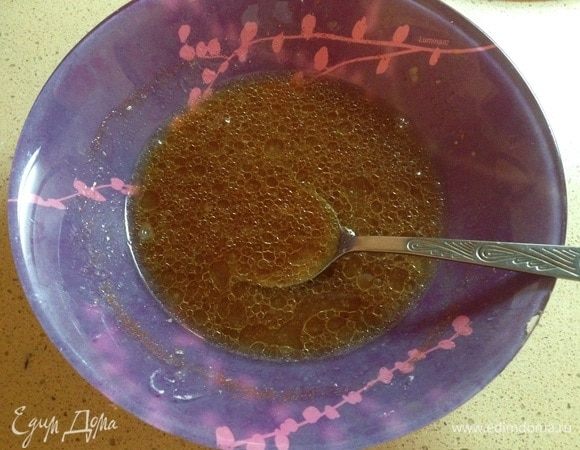 Смешать бульон, оставшееся кунжутное масло, соевый соус, сахар, крахмал. Добавить красный перец по вкусу.