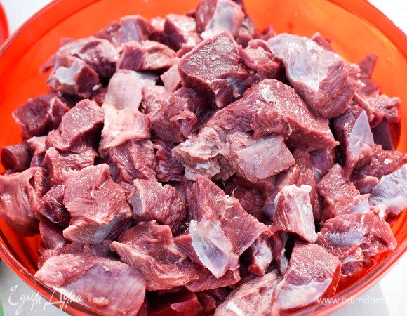 Нарезать мясо птицы небольшими кусочками.