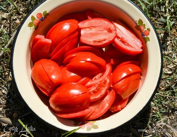 Помидоры нарезать дольками средней толщины. 