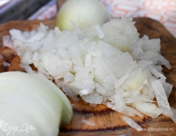 Нашинковать лук.