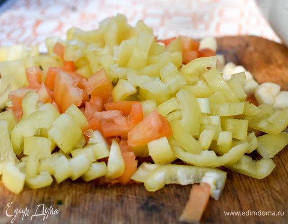 Нарезать болгарский перец.