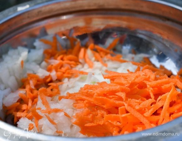Морковь натереть на терке. 