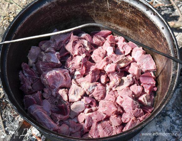 Дичь отправить в котел и поставить на костер. 