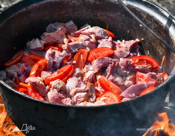 Затем добавляем помидоры. Тушим дичь с овощами под крышкой примерно полтора часа, периодически перемешивая. Ее мясо достаточно жесткое, поэтому важно подольше тушить его. Сока выделится много.