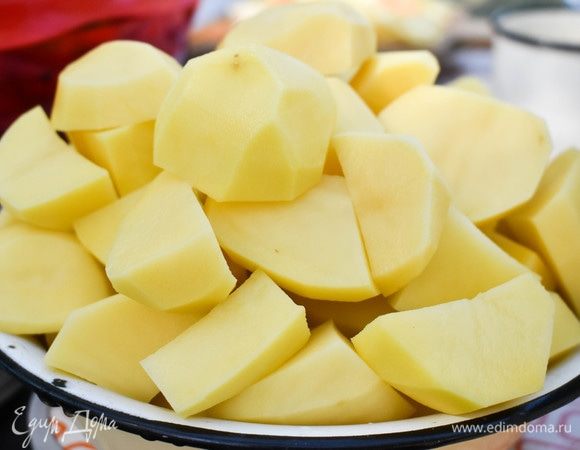 Тем временем нарезать картофель. Лучше всего — крупным кусочками.