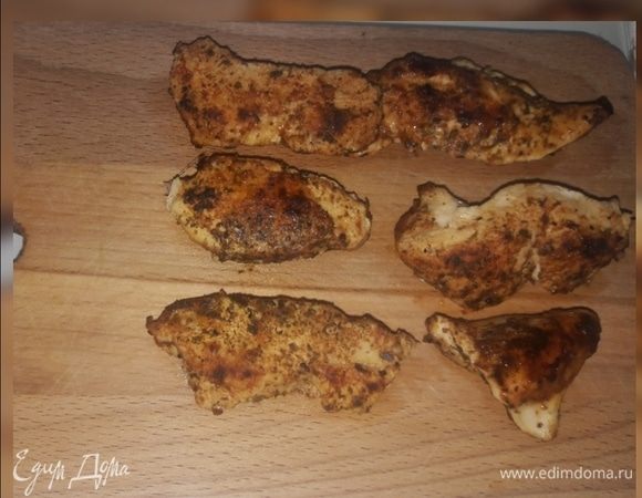 Грудку натереть специями и запечь в рукаве или фольге 15-20 минут. Готовую грудку нарезать кусочками.
