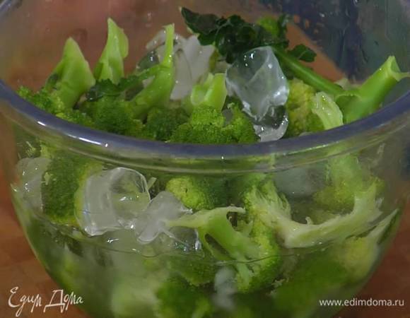 Брокколи разобрать на маленькие соцветия и опустить на 3‒4 минуты в кипящую воду, затем жидкость слить, капусту выложить в миску со льдом.
