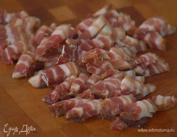 Сало нарезать тонкими полосками.