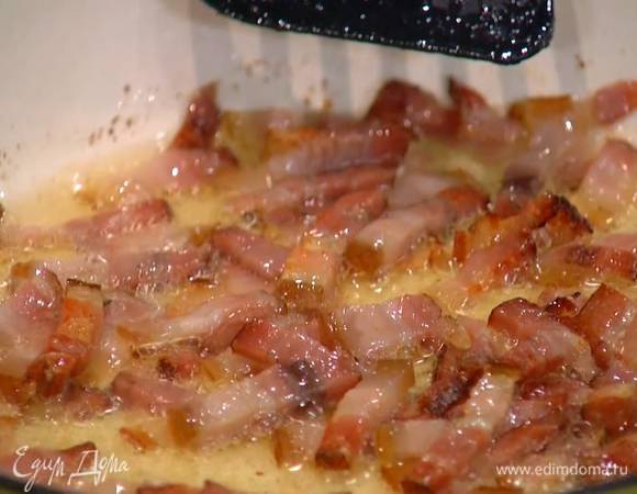 Разогреть в сковороде оливковое масло и обжарить сало до золотистого цвета.