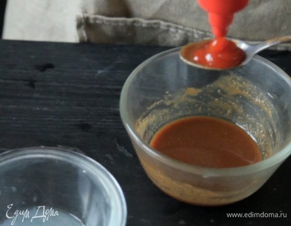 Смешать все ингредиенты для соуса. Напомню, соус состоит из 3 ингредиентов: соус хойсин (3 ст. л.), соус чили (2 ч. л.) и сок 1 лайма.