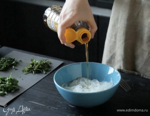 Приготовленную фунчозу заправить кунжутным маслом.