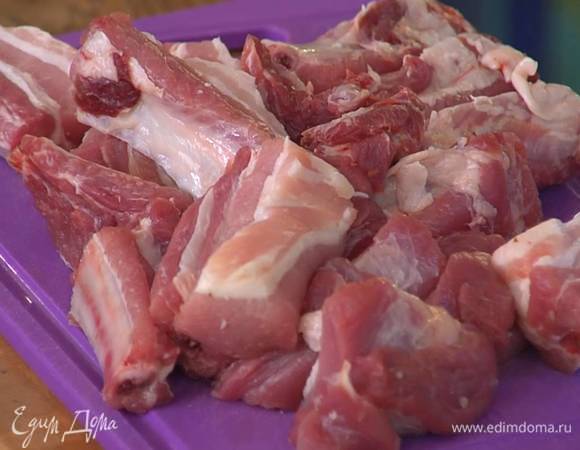 Свинину нарезать вдоль косточек, поместить в кастрюлю с кипящей водой, вновь довести воду до кипения, затем уменьшить огонь, накрыть кастрюлю крышкой и отваривать ребрышки 20‒30 минут, периодически снимая образовавшуюся пену и жир.