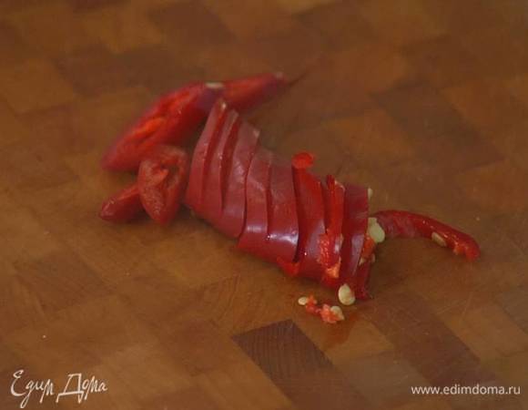 Перец чили нарезать колечками.