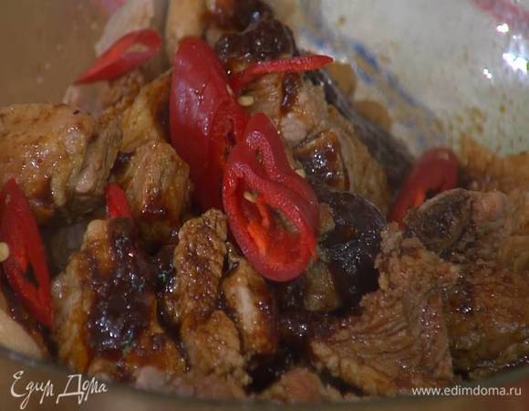 Отваренные ребрышки выложить в глубокую миску, добавить бальзамический уксус, соевый и вустерширский соус, соус барбекю, посыпать сахаром, посолить, добавить нарезанный перец чили, влить половину бутылки имбирного эля и перемешать все руками.