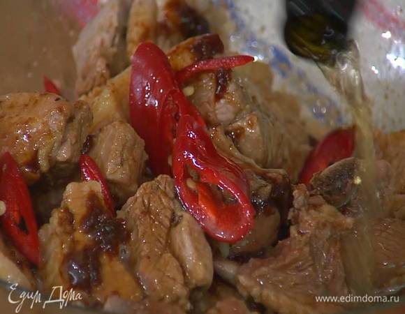 В глубокий противень, выстеленный бумагой для выпечки, выложить ребрышки, полить оставшимся в миске соусом и имбирным элем.