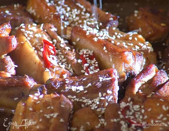 Готовые ребрышки посыпать кунжутом.