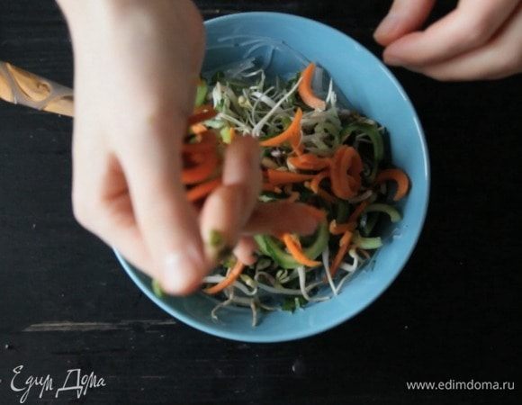 А затем — огурец и морковь.