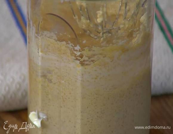 Приготовить тесто: 80 г предварительно размягченного сливочного масла и 150 г коричневого сахара взбить погружным блендером, добавить яйцо, взбить еще немного, затем всыпать ванильный сахар, добавить второе яйцо и взбить все в воздушную массу.