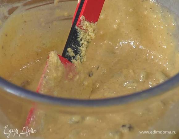 К муке добавить сливочно-яичную массу, изюм вместе с бурбоном и вымешать гладкое тесто — оно должно получиться довольно жидким.