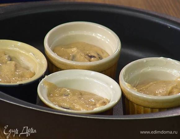 Небольшие керамические формочки смазать сливочным маслом и заполнить тестом чуть больше чем на половину.