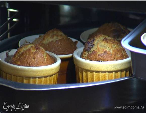 Выпекать пудинги в разогретой духовке 15‒18 минут.