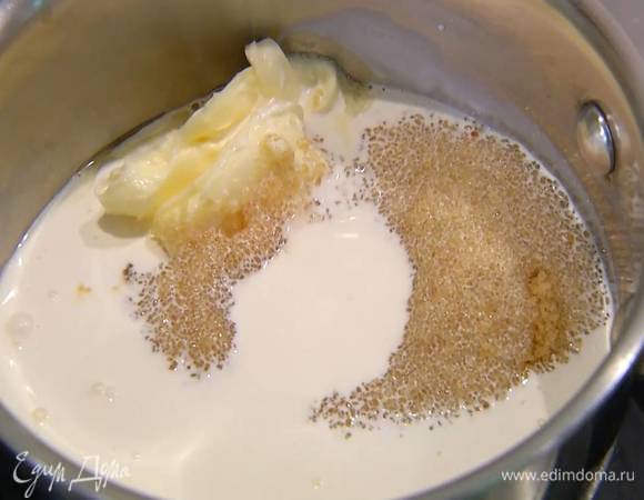 Приготовить карамельный соус: в небольшой кастрюле соединить оставшийся сахар, сливки, сливочное масло и, помешивая, варить на медленном огне, пока соус не загустеет.