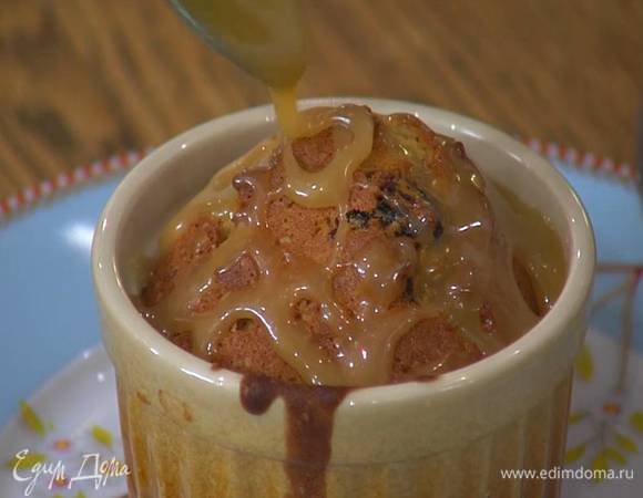 Горячие пудинги в формочках полить карамельным соусом.